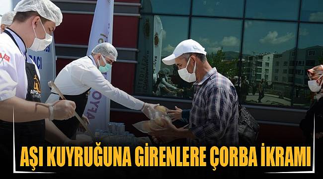 Aşı kuyruğuna girenlere çorba ikramı