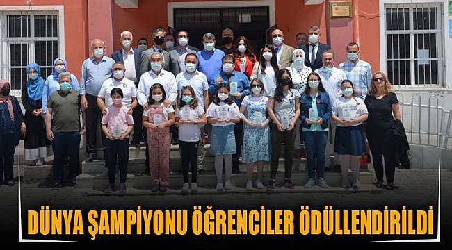 Dünya şampiyonu öğrenciler ödüllendirildi