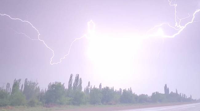 Şimşekler geceyi aydınlattı