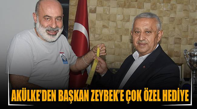 AKÜLKE'DEN BAŞKAN ZEYBEK'E ÇOK ÖZEL HEDİYE