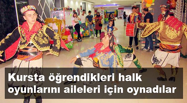 Kursta öğrendikleri halk oyunlarını aileleri için oynadılar