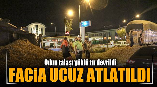 Odun talaşı yüklü tır devrildi, faciadan dönüldü