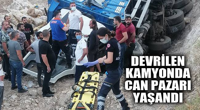 Devrilen kamyonun sürücüsü sıkıştığı yerden güçlükle çıkarıldı