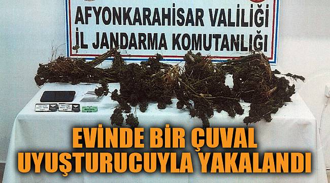 Evinde bir çuval uyuşturucuyla yakalandı