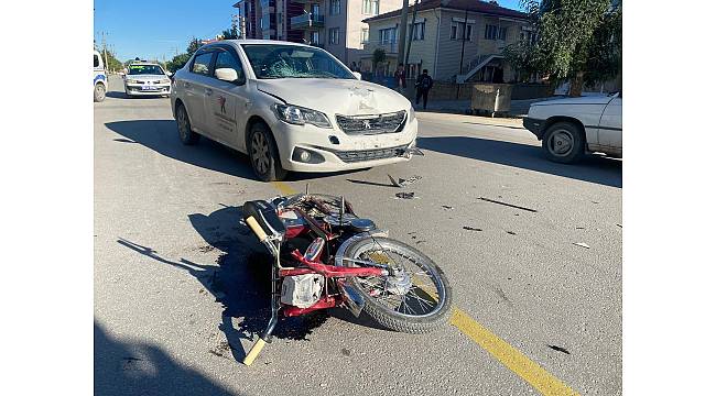 OTOMOBİL TESCİLSİZ MOTOSİKLET İLE ÇARPIŞTI