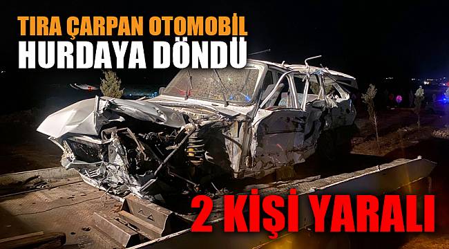 Tıra çarpıp hurdaya dönen otomobilden yaralı kurtuldular