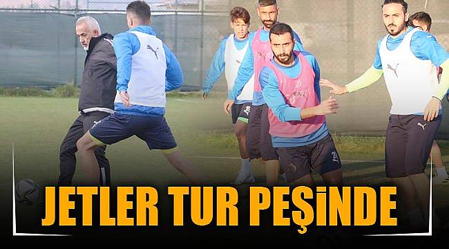 JETLER TUR PEŞİNDE