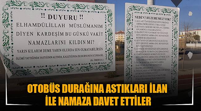 OTOBÜS DURAĞINA ASTIKLARI İLAN İLE NAMAZA DAVET ETTİLER