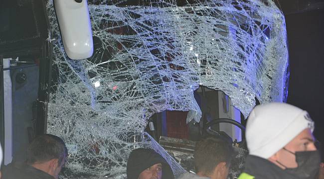 Otobüs tıra arkadan çarptı, çok sayıda yaralı var