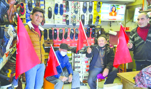 ÜLKÜ OCAKLARI TÜRK BAYRAĞI DAĞITTI