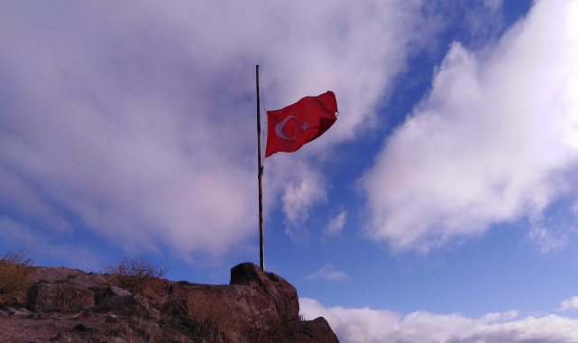 226 METRE YÜKSEKLİKTE ATAYA SAYGI