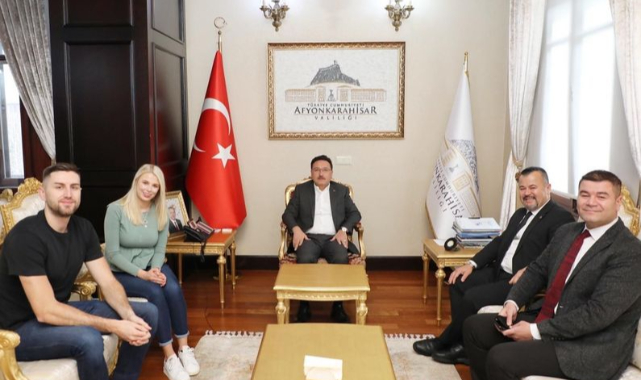 Afyon’un doğal güzelliklerini BBC yazarlarına anlattı