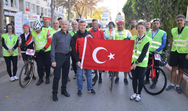 "ATAMIZIN YOLUNDAYIZ" DİYEREK PEDAL ÇEVİRDİLER