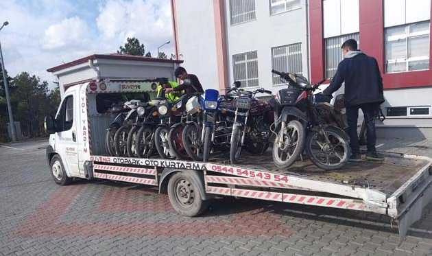 BİR BUÇUK SAATLİK DENETİMDE 12 TESCİLSİZ MOTOSİKLET ELE GEÇİRİLDİ