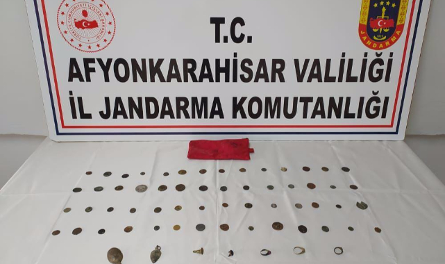 Elindeki tarihi eserlere müşteri ararken yakalandı
