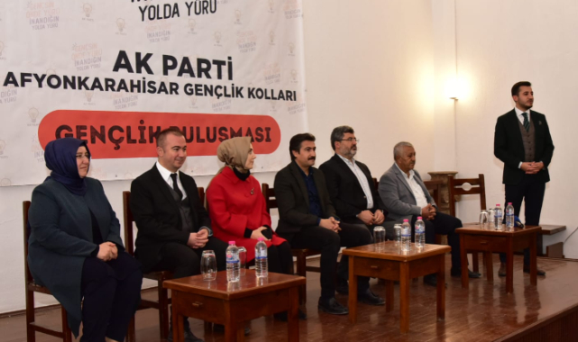 GENÇLER TECRÜBELİ SİYASİLERİ DİNLEDİ