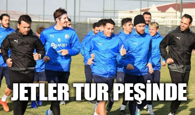 JETLER TUR PEŞİNDE