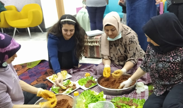 Kadınlar yorgunluklarını çiğköfte etkinliği ile attılar