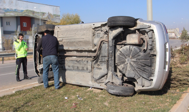 KONTROLDEN ÇIKAN OTOMOBİL AYDINLATMA DİREĞİNE ÇARPTI