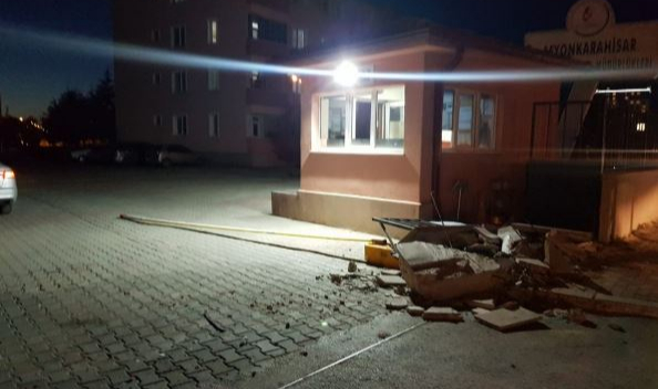 MİNİBÜS TAPU MÜDÜRLÜĞÜNÜN BAHÇESİNE DALDI