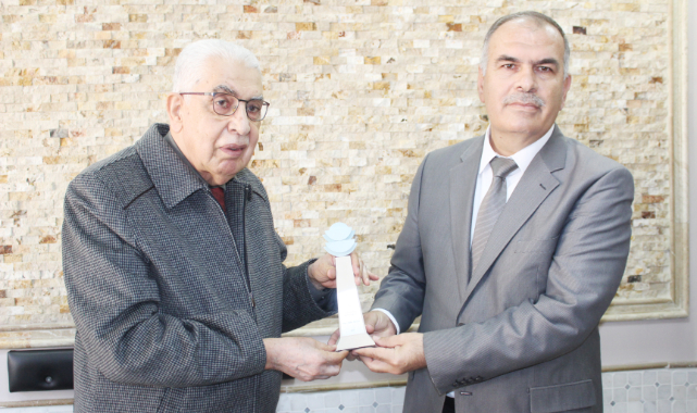 ÖZSOY’A, AKÜ’DEN TOPLUMSAL KATKI ÖDÜLÜ