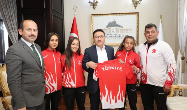 ŞAMPİYONLAR VALİ ÇİÇEK'İ ZİYARET ETTİ