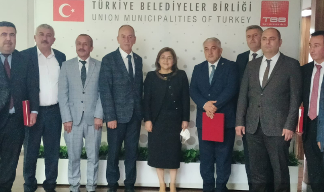 SİNANPAŞA’YA SIFIR KİLOMETRE KAMYON HİBE EDİLDİ