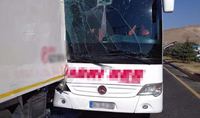 YOLCU OTOBÜSÜ TIRA ARKADAN ÇARPTI