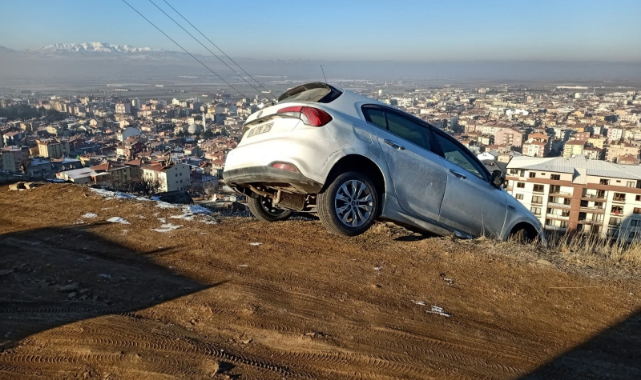 OTOMOBİL UÇURUMDA ASKIDA KALDI