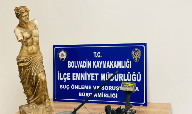 POLİS GECE YARISI BASKIN DÜZENLEDİ, 1 METRELİK HEYKEL ÇIKTI