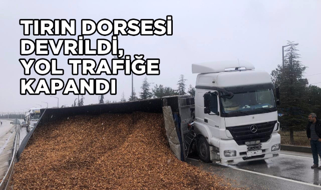 TIRIN DORSESİ DEVRİLDİ, YOL TRAFİĞE KAPANDI