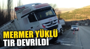 MERMER YÜKLÜ TIR DİREKSİYON HÂKİMİYETİNİ KAYBEDİNCE DEVRİLDİ
