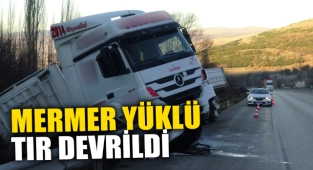 MERMER YÜKLÜ TIR DİREKSİYON HÂKİMİYETİNİ KAYBEDİNCE DEVRİLDİ