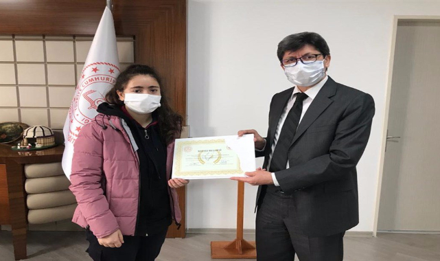Tunçok’a ödülünü Milli Eğitim Müdürü Yalçın verdi