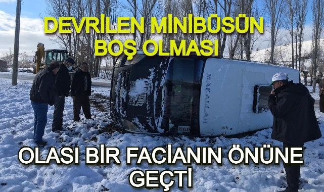 DEVRİLEN MİNİBÜSÜN BOŞ OLMASI, OLASI BİR FACİANIN ÖNÜNE GEÇTİ