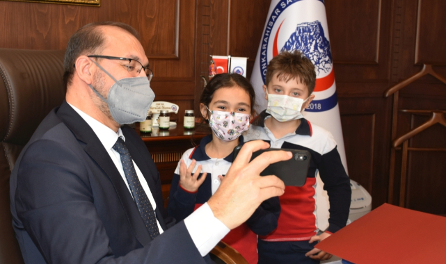 İLKOKUL ÖĞRENCİLERİ PROF. DR. OKUMUŞ’U ZİYARET ETTİ