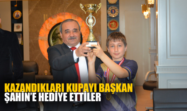 KAZANDIKLARI KUPAYI BAŞKAN ŞAHİN’E HEDİYE ETTİLER