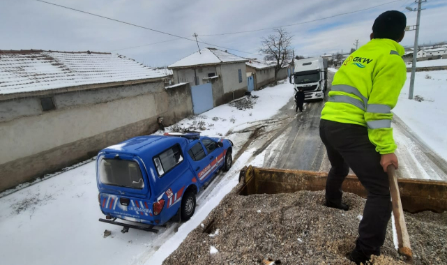KÖY YOLLARINDA KAR MÜCADELE SÜRÜYOR