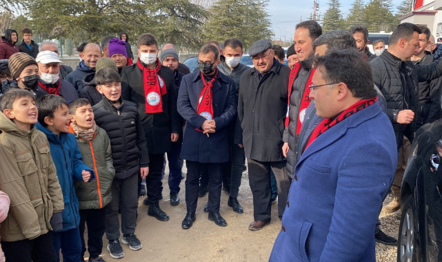 Protokol üyeleri valinin heyecanına tribünde ortak oldu