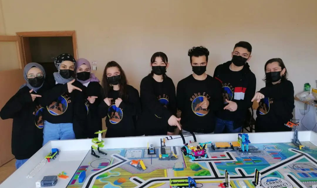 ROBOT PERFORMANS YARIŞMASI'NDA DERECEYE GİRDİLER