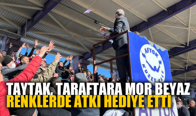 TAYTAK, TARAFTARA MOR BEYAZ RENKLERDE ATKI HEDİYE ETTİ