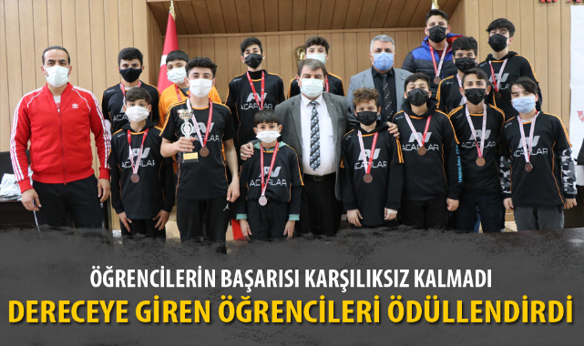 BAŞKAN SARI, TURNUVADA DERECEYE GİREN ÖĞRENCİLERİ ÖDÜLLENDİRDİ