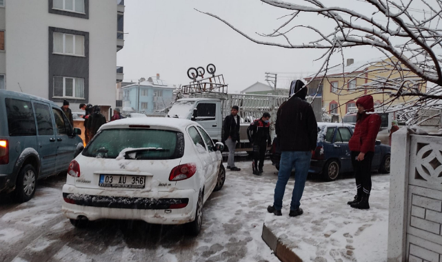 Bıçakla polisleri tehdit eden şahıs tutuklandı