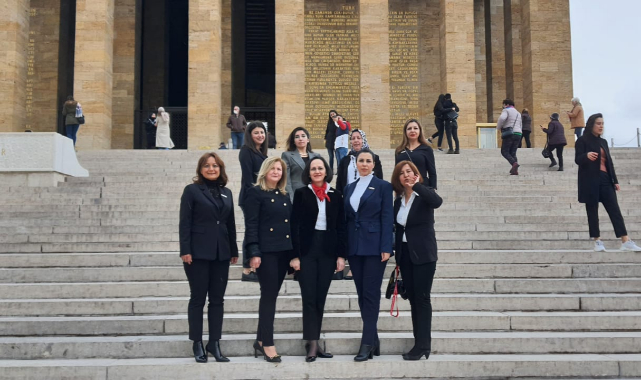 İŞ KADINLARI DERNEĞİ ANITKABİR'İ ZİYARET ETTİ