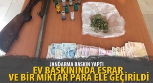 AFYONDAKİ EV BASKININDA ESRAR VE BİR MİKTAR PARA ELE GEÇİRİLDİ