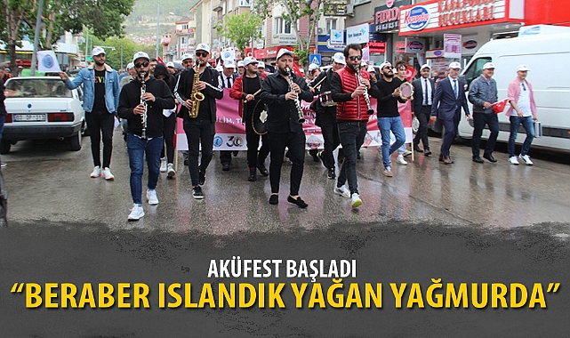 "BERABER ISLANDIK YAĞAN YAĞMURDA"
