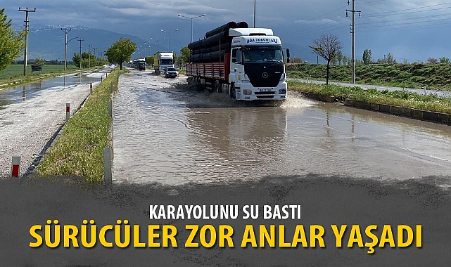 KARAYOLUNU SU BASTI, SÜRÜCÜLER ZOR ANLAR YAŞADI