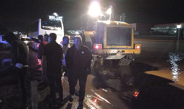 İSCEHİSAR'DA ANKARA YOLUNU SEL VURDU YOL TRAFİĞE TAMAMEN KAPANDI