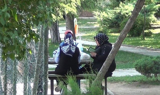ÖĞRENCİLER İÇERİDE, VELİLER DIŞARIDA TER DÖKTÜ