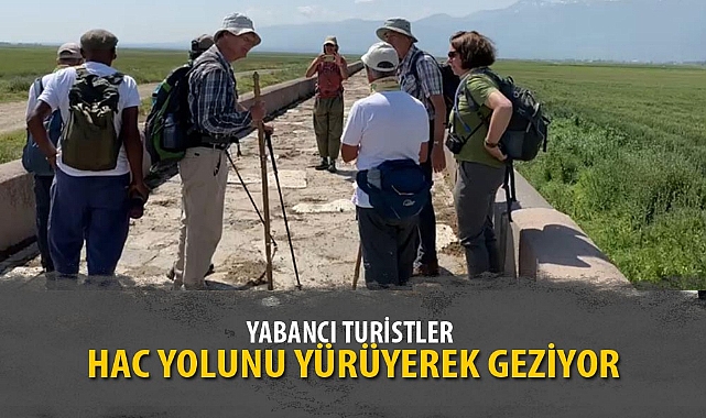 YABANCI TURİSTLER HAC YOLUNU YÜRÜYEREK GEZİYOR